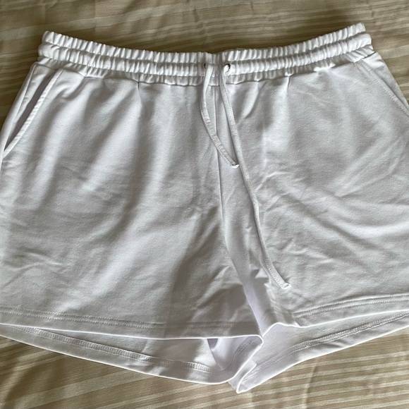White Rae Dunn Women’s shorts size XL - Picture 1 of 3